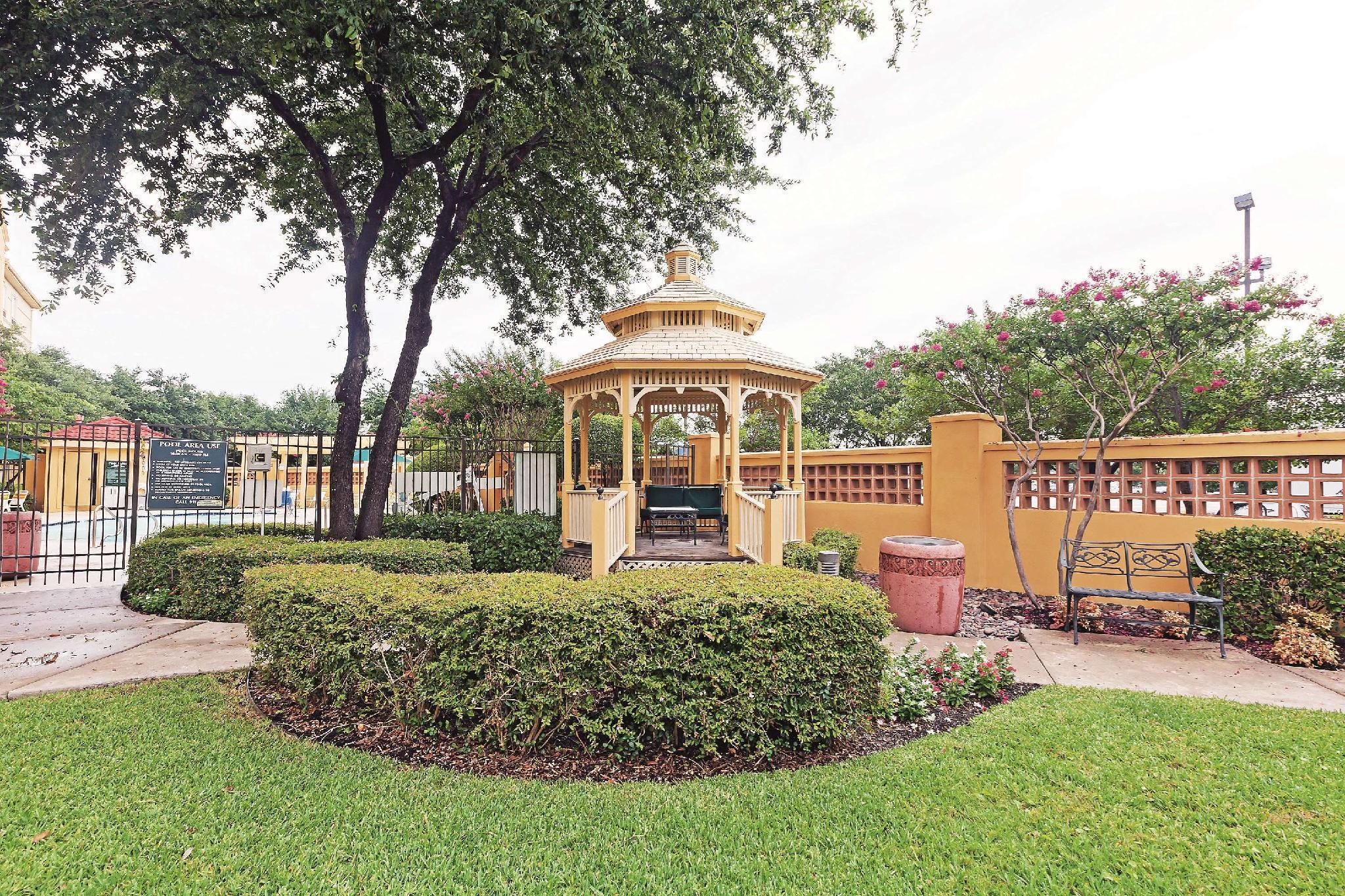 La Quinta By Wyndham Dallas Arlington South Exterior photo